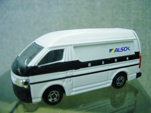 輸送車のミニカーです