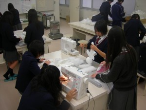 広島県立広高校でのドール製作風景