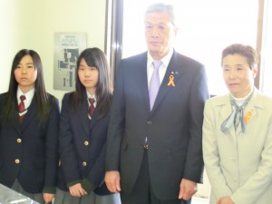 県病院小児科で贈呈式　広高校生徒さん2名、広島キワニスクラブ坪井会長、同じく吉村副会長
