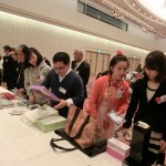 バザー中のヒトコマ。留学生のみなさん、掘り出し物はありましたか？