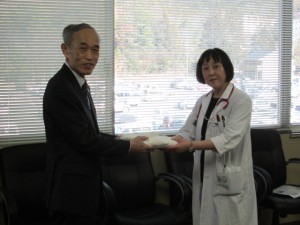 広島キワニスクラブ金田青少年教育委員長から東広島医療センター下田小児科診療部長にドールを贈呈しました