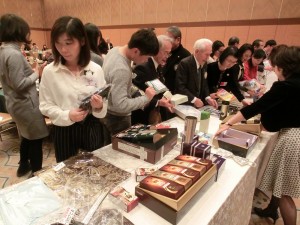 バザー　しっかり吟味してお買い物中